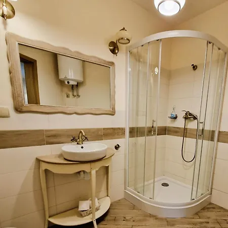 Zielone Wzgorza Битов